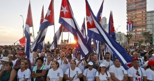 Buenavista bang club con il cantautore cubano con il Kalashnikov