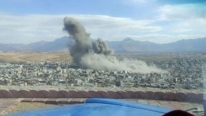 Iran, le mosse coperte di Trump sui marines: “Non schiero truppe sul terreno”. E Teheran bombarda le raffinerie nel Golfo