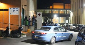 Livorno, terrore al pronto soccorso: la pistola strappata al vigilante e i tre colpi sparati - La ricostruzione della notte di caos
