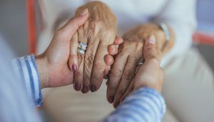 Når eldreomsorgen svekkes, skyves ansvaret hjem