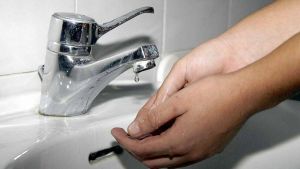 Lite condominiale per i rubinetti a secco: affittuario stacca una parte dell'orecchio al proprietario con un morso