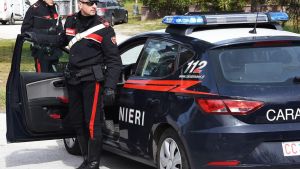 Sorpreso a rubare su un carro attrezzi: aggredisce il proprietario ma finisce in manette