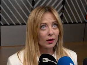 Meloni su blocco ungherese ad aiuti all'Ucraina: Situazione risolvibile, serve flessibilità