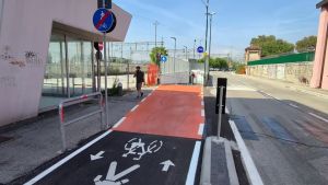 Aggredita nel sottopasso, reagisce al rapinatore: «Voleva la mia borsetta»