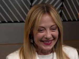 Meloni scherza coi cronisti al Consiglio Europeo: Calmatevi