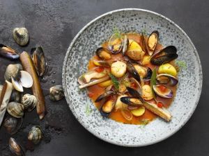 Gli allevatori di molluschi e l'epatite A: «Bene i controlli, ma attenti agli abusivi». Si teme calo nelle vendite, a rischio la zuppa di cozze napoletana del giovedì santo
