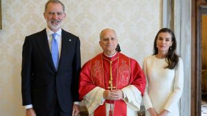Letizia di Spagna in bianco da papa Leone (senza violare il protocollo)