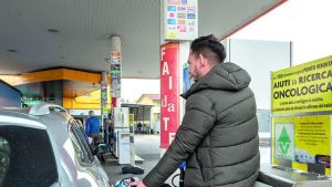 Falsa partenza del taglia-accise, caos e proteste ai distributori: gli sconti soltanto dalla serata