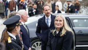 Kronprinsparet håndterer folket bedre enn de håndterer pressen