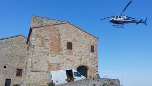 Rocca del Sasso a Verucchio, elicottero al lavoro per riaprire la scalinata panoramica: è chiusa dal 2021