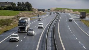 Ny Porsche konfiskeret: Far kørte 19 kilometer som spøgelsesbilist med børn på b...