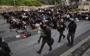 Cops forcefully clear Eid prayers outside Jerusalem’s Old City amid Iran war closure