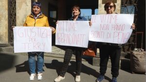 Omicidio di Terry Meneghetti, al via il processo per il giovane assassino. La figlia della vittima: “Nessun perdono” /