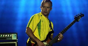 Flea estreia primeiro álbum solo e reinventa hit de Frank Ocean