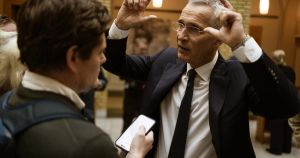 Tilsyne­la­tende radikale argumenter om at lavere matmoms og strøm­støt­te bare bør gå til de fattigste, baner vei for høyre­po­li­tikk.