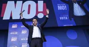 Conte chiude la campagna all'Eur e sfida Meloni: “Altro che manine”