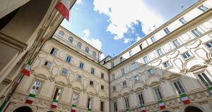 I dipendenti di Palazzo Chigi minacciano uno sciopero generale perché Meloni vuole dimezzare lo smart working