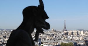 La battaglia di Parigi. Il candidato socialista rischia al ballottaggio e gli argini agli estremi sono crollati