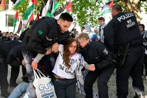 Generation Z er gået på barrikaden efter Gaza – og det giver sig udslag i støtte til Iran