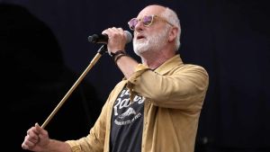 Kendt san­ger fyl­der 70 i dag - og tager søn­nen på 30 med til 100-års fejring i H...