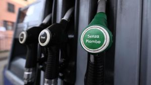 Taglio delle accise, giù i prezzi dei carburanti. Non si spegne la polemica