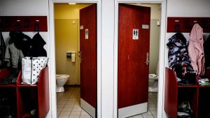 Skole­le­de­re skal lede sko­len og ikke bruge tid på at finde toilet­pa­pir og skif­te pærer