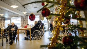 Skal fru Mor­ten­sen smi­des tid­ligt i seng ju­le­af­ten, fordi ser­vi­ce­lof­tet er for lavt i Aar­hus?