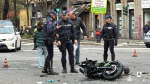 Milano, schianto nella notte fra moto e taxi all’incrocio fra viale Campania e viale Corsica: muoiono due ragazzi di vent’anni