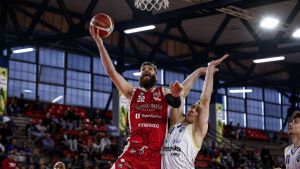 La Vuelle nei guai: è senza lunghi. Si è infortunato anche Miniotas