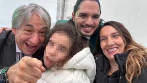 Ragazza di 14 anni disabile fuori per le terapie, porta della casa popolare sfondata dal Comune: “Abbiamo rischiato lo sfratto”