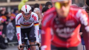 Via alla Milano – Sanremo 2026, si staccano già i fuggitivi