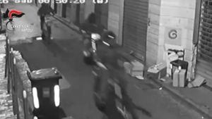 Corsa notturna di motocross nei vicoli di Napoli,