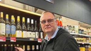 Én flaske hvidvin kan koste købmand bøde på 50.000 kroner: Nu er Chris klar til ...