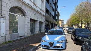 Vetrina mandata in frantumi a Udine, sopralluogo in via De Rubeis