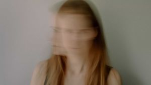 Det var en meget stille og alvorlig 11-årig, vi mødte: Der er ingen hjælp til hende