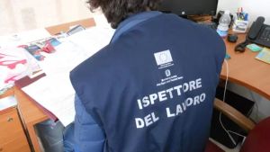 Corruzione per immigrazione clandestina: interdizione per il direttore dell'Ispettorato del Lavoro di Napoli e Salerno