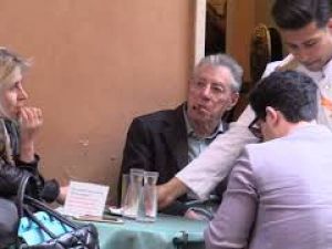 Addio a Umberto Bossi, eccolo nel 2018 prendere un caffè col figlio Renzo in centro a Roma ARCHIVIO