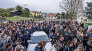 Lacrime e dolore composto: in tanti per l’addio a Checo, morto a 14 mesi