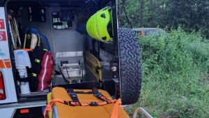 Polaveno, si schianta contro il guardrail: sbalzato dalla moto, finisce in dirupo. Gravissimo 22enne