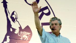 Umberto Bossi, l’ultimo bagno di folla nella sua Pontida: piazza transennata per il funerale. Poi il corteo verso il pratone