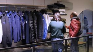 Scaccia due ragazzi dal negozio. Il padre denuncia: “Discriminati”, lui si difende: “Temevo un furto”