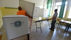 A Padova polemiche sui seggi nelle scuole: «Tra elezioni e voti persi 5 giorni»