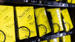 Kult-Aufkleber aus Baden-Württemberg im Automaten am Airport