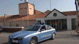 Entra in Questura per aggredire la sua ex