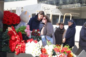 Народ будто прорвало: на годовщину трагедии в «Крокусе» у мемориала собрались родственники жертв трагедии