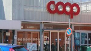 Livorno, deruba un'anziana della catenina d'oro con la fede del marito morto