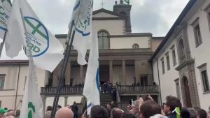 Al funerale di Bossi il grido dei militanti contro Salvini: 