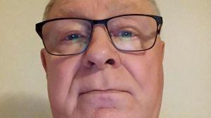 Erland har lavet sin helt egen kandidattest: Læs om kokain, sladder, flirt med Trump og citatfusk