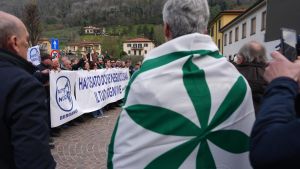 Bossi, una folla per i funerali a Pontida