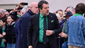 A Pontida l’addio a Bossi, Salvini contestato: «Traditore»